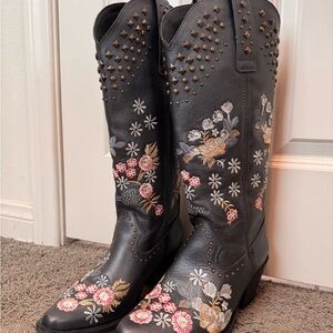 Dingo Women's Poppy Graphite Floral Embroidered Studded Snip Toe Cowboy Boots